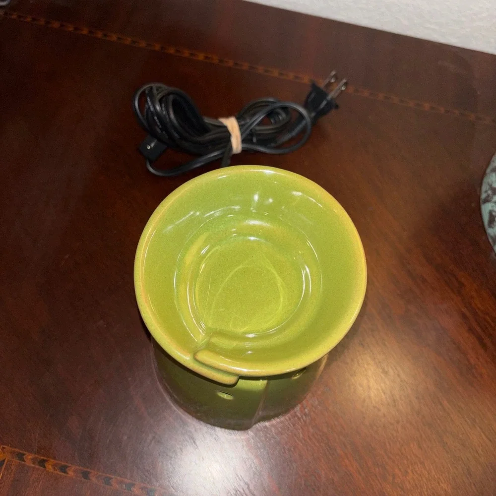 Scentsy Electric Wax Warmer Lime Green Ceramic Modern‎ Wrap Design with 20W bulb